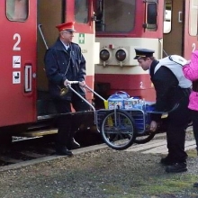 Výstup vozíku z vlaku 