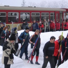 8.1.2006 - Cestující neposíleného osobního vlaku 9750 vystupující na nádraží Moldava v Krušných horách