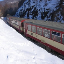 28.1.2006 - Posílený osobní vlak 9750 mezi Václavkou a Mikulovem v Kr. h. Pro nedostatek vhodných přípojných osobních vozů pro moldavskou dráhu je v s