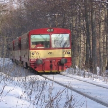 29.1.2005 - Osobní vlak 26805 mezi Dubím a Střelnou v Kr. h. před přejezdem lesní cesty do Mikulova