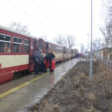 Sobota 28.2.2009, Litvínov-město. Vlak č. 26802 o pěti vozech přijel z Mostu a přistupují další cestující.