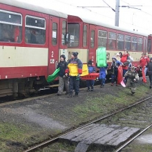 Sobota 28.2.2009. V Louce u Litvínova skupina nastupujících hledá, kde je ve vlaku 26802 volné místo.