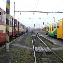 28.2.2009, Louka u Litvínova, několik cestujících jkeště přestupuje ze zpožděného vlaku od Teplic.
