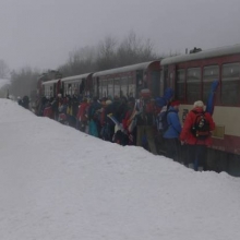 28.2.2009, Moldava. Cestujícím chvilku trvá, než se prosoukají uklizenou částí nástupiště.