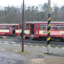 28.2.2009, odpoledne, Osek-město. Vlak 26807 (vpravo) z Moldavy do Mostu se křižuje s vlakem 26808.