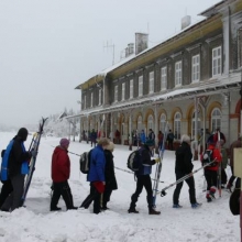Protože nádražní budova v Moldavě je uzavřena, lidé po vystoupení vlaku musí budovu obcházet 