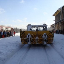 Sobota 30.1.2010, foto ing. Michal Kocourek. V popředí sněhová fréza, vlevo cestující nadále vystupují z vlaku, za zády fotografa procházejí k nádražn