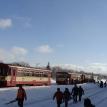 Sobota 30.1.2010, foto ing. Michal Kocourek. Cestující pokračují ve výstupu.