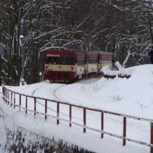 Sobota 30.1.2010, foto ing. Michal Kocourek. Vlak přijíždí od Moldavy do Dubí. 