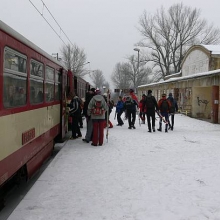 Sobota 6.2.2010, cestující nastupující v zastávce Litvínov město. 